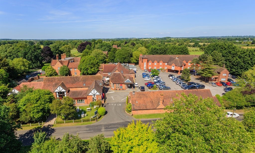 Charming Warwickshire: 1 Night w/ Breakfast, Prosecco & Late Checkout