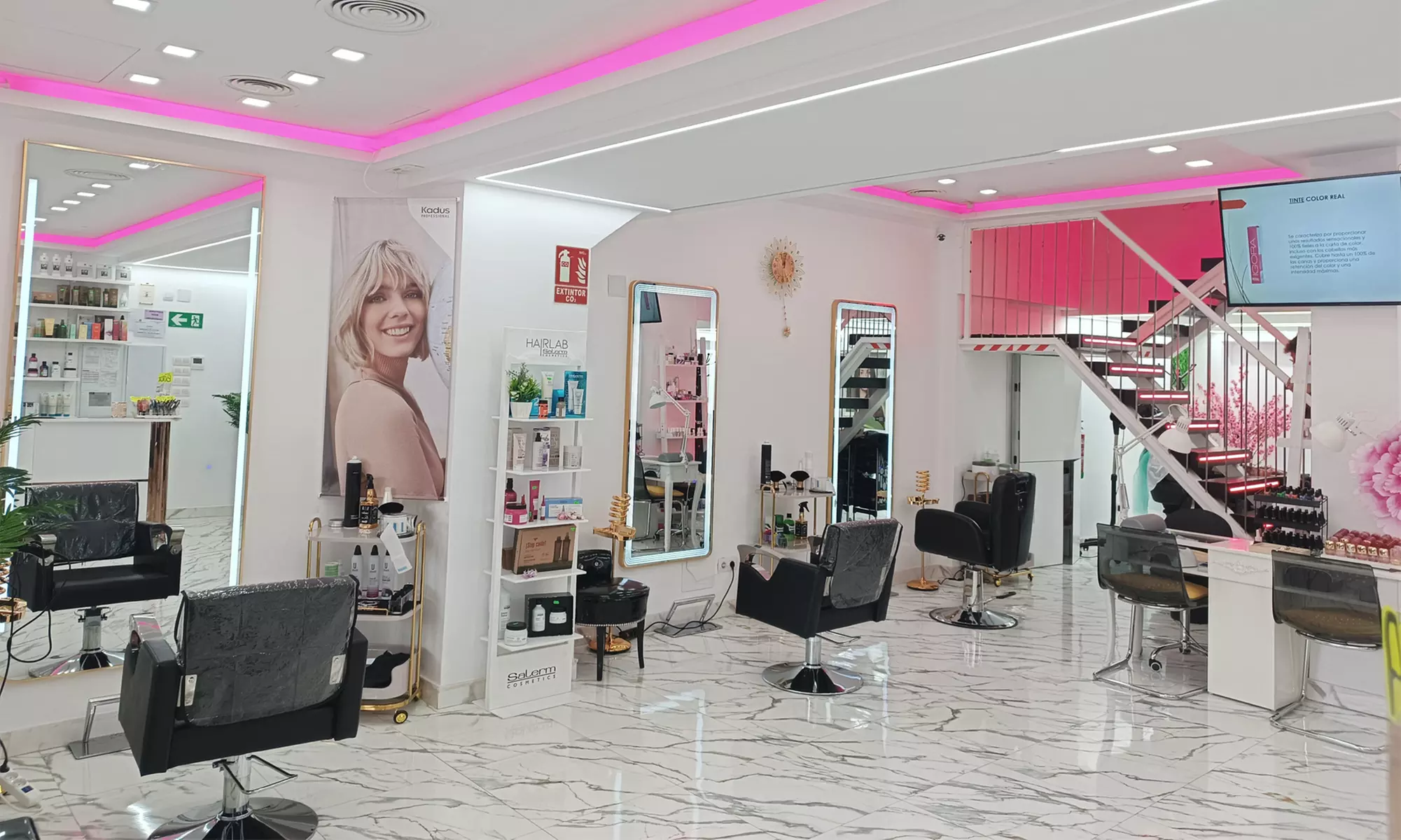 Cuidado capilar con principios activos, corte de puntas y peinado