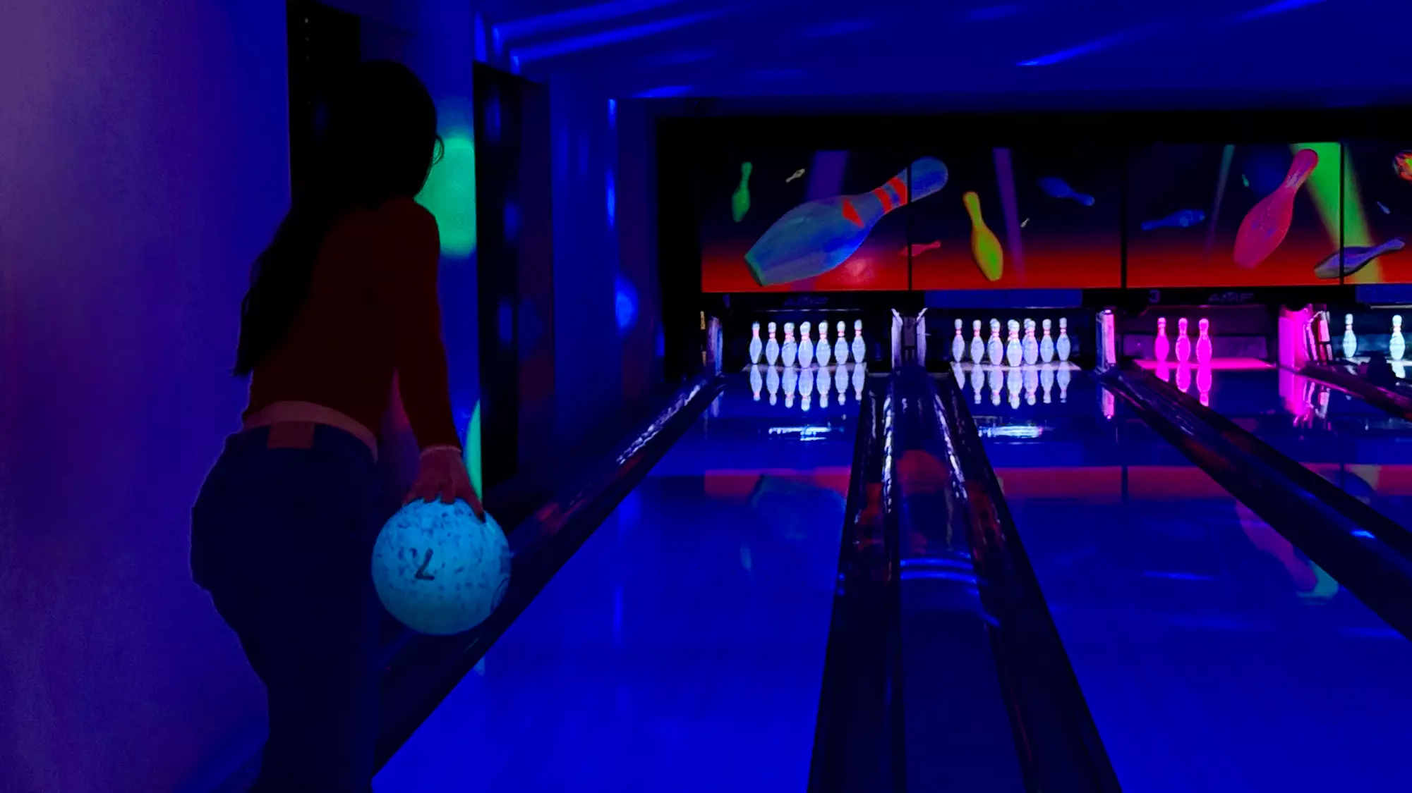 2 Std. Bowling inkl. Bowlingschuhe, opt. mit Pizza, für 4–6 Personen