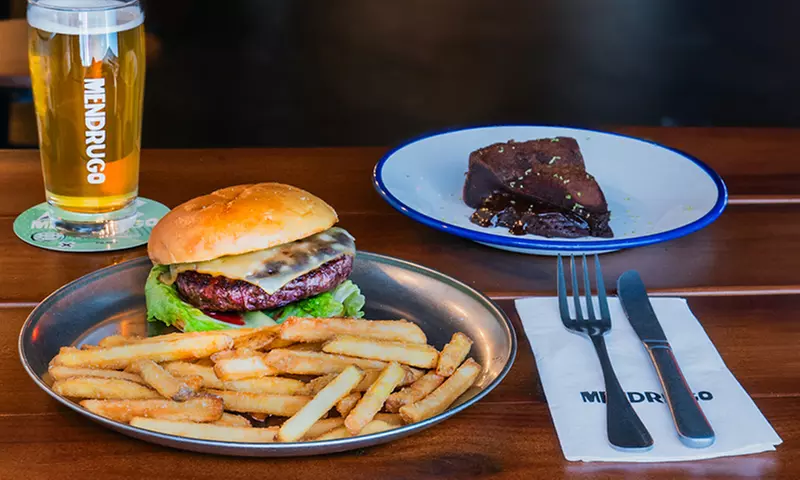 Menú cervecero con pizza o burger para 2 o 4 en zona Alonso Martínez