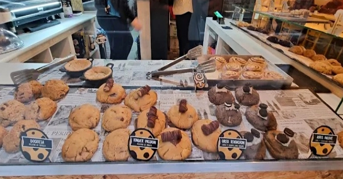 Caja de cookies y cinnamon rolls artesanales de Dulcity en Valencia