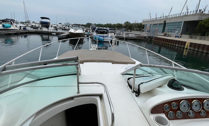 Image 3: Private Yacht Cruise: Chicago River or Lake Michigan for 7 Guests