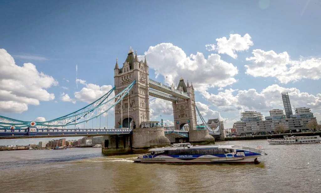 London: Stay for 2-4 in Deluxe Rooms with Breakfast