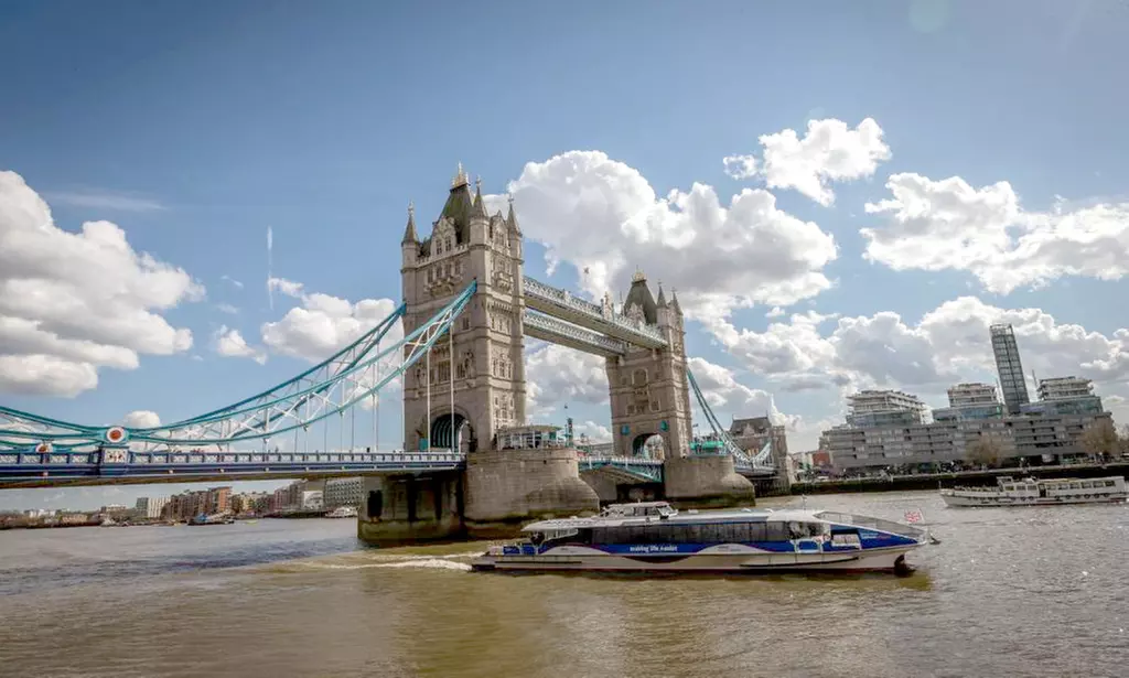 London: Stay for 2-4 in Deluxe Rooms with Breakfast