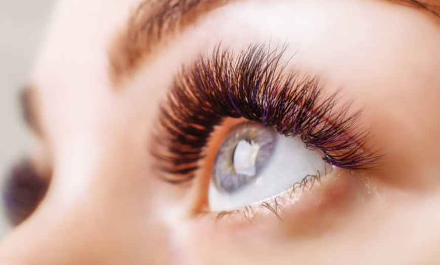 Image 13: Dale un toque diferente a tu mirada con estos servicios para pestañas
