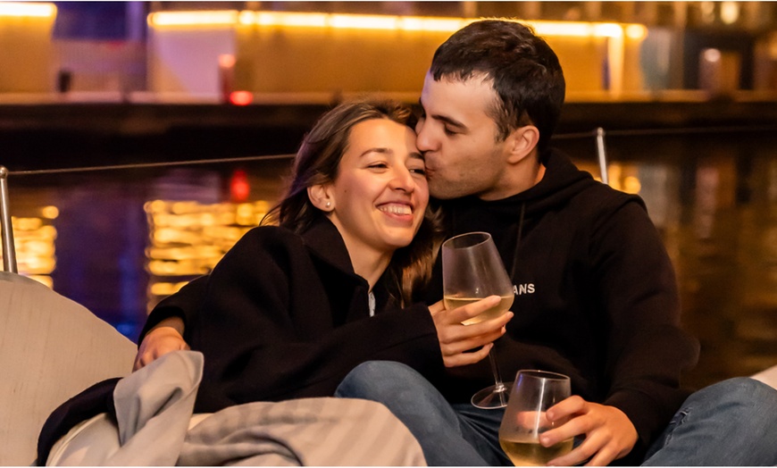 Image 15: Salida nocturna en catamarán con música en vivo para hasta 4 personas