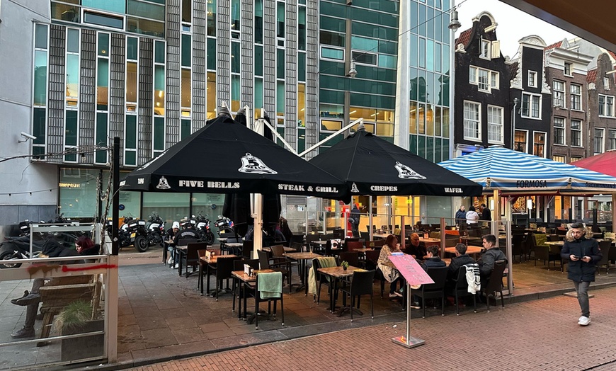 Image 2: Kleurrijke cocktails en warme bitterballen op een gezellige toplocatie