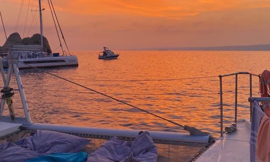 Image 7: Circuit ou croisière en catamaran avec Rouge Azur
