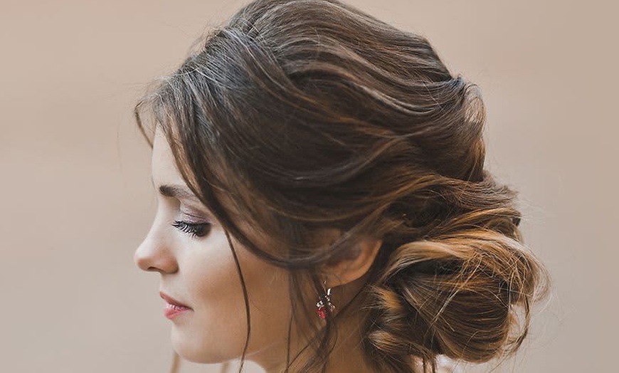 Image 2: Damen-Haarschnitt, optional mit (Ansatz-)Farbe, Maske und Föhnen