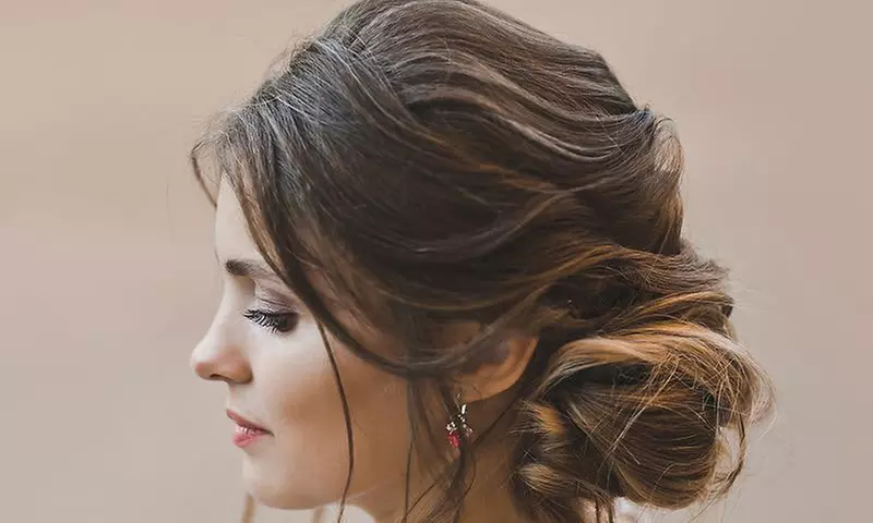 Damen-Haarschnitt, optional mit (Ansatz-)Farbe, Maske und Föhnen