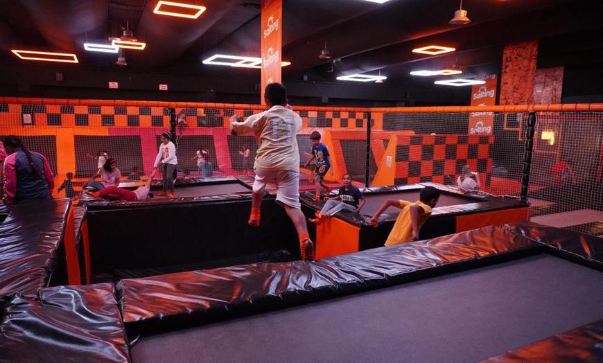 Image 2: ¡Saltos y diversión! Acceso a Salting para hasta 2 adultos y 2 niños