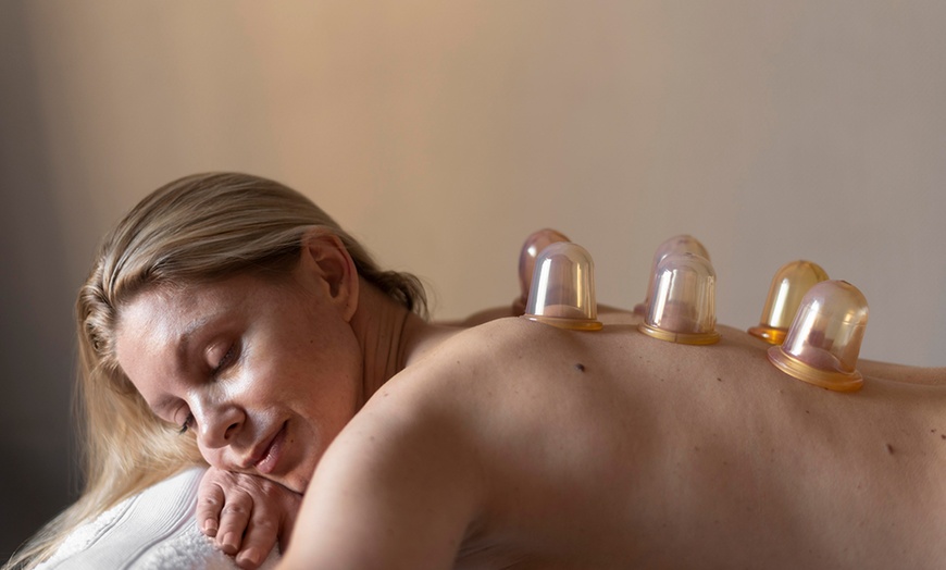 Image 3: Una sesión de masaje Tuina con aceites esenciales y opción a ventosas