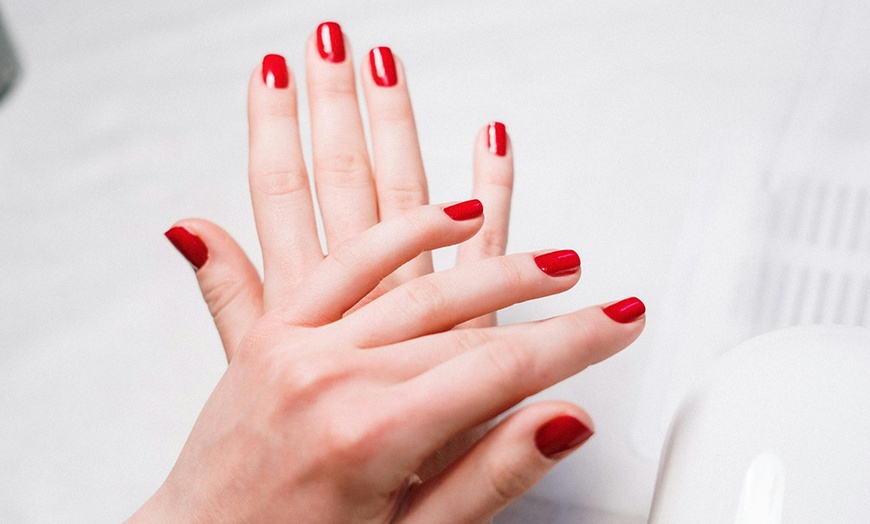 Image 2: Beauté des mains et pieds avec soin et pose vernis semi-permanent