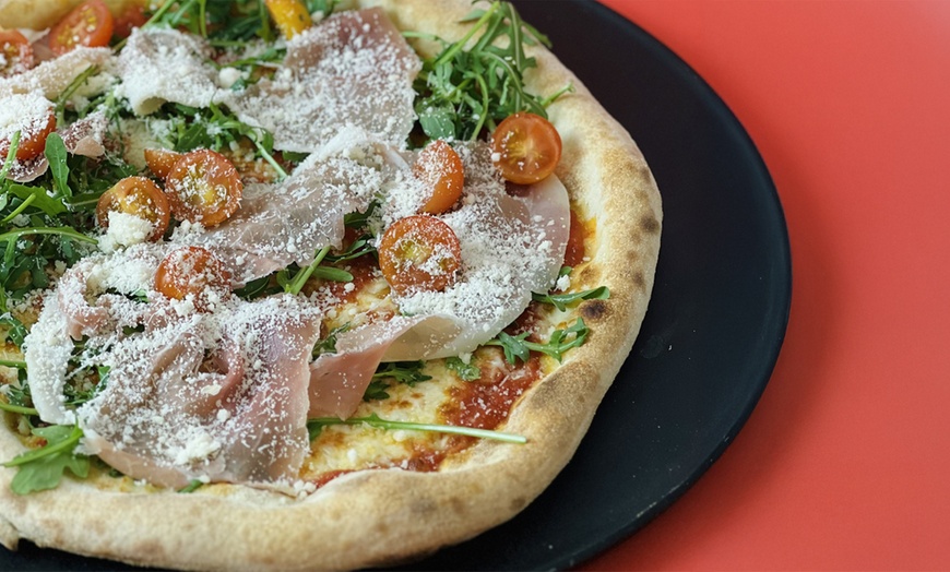 Image 5: Włoski smak: 1-2 pizze w wersji vege albo mięsnej oraz wybrane napoje
