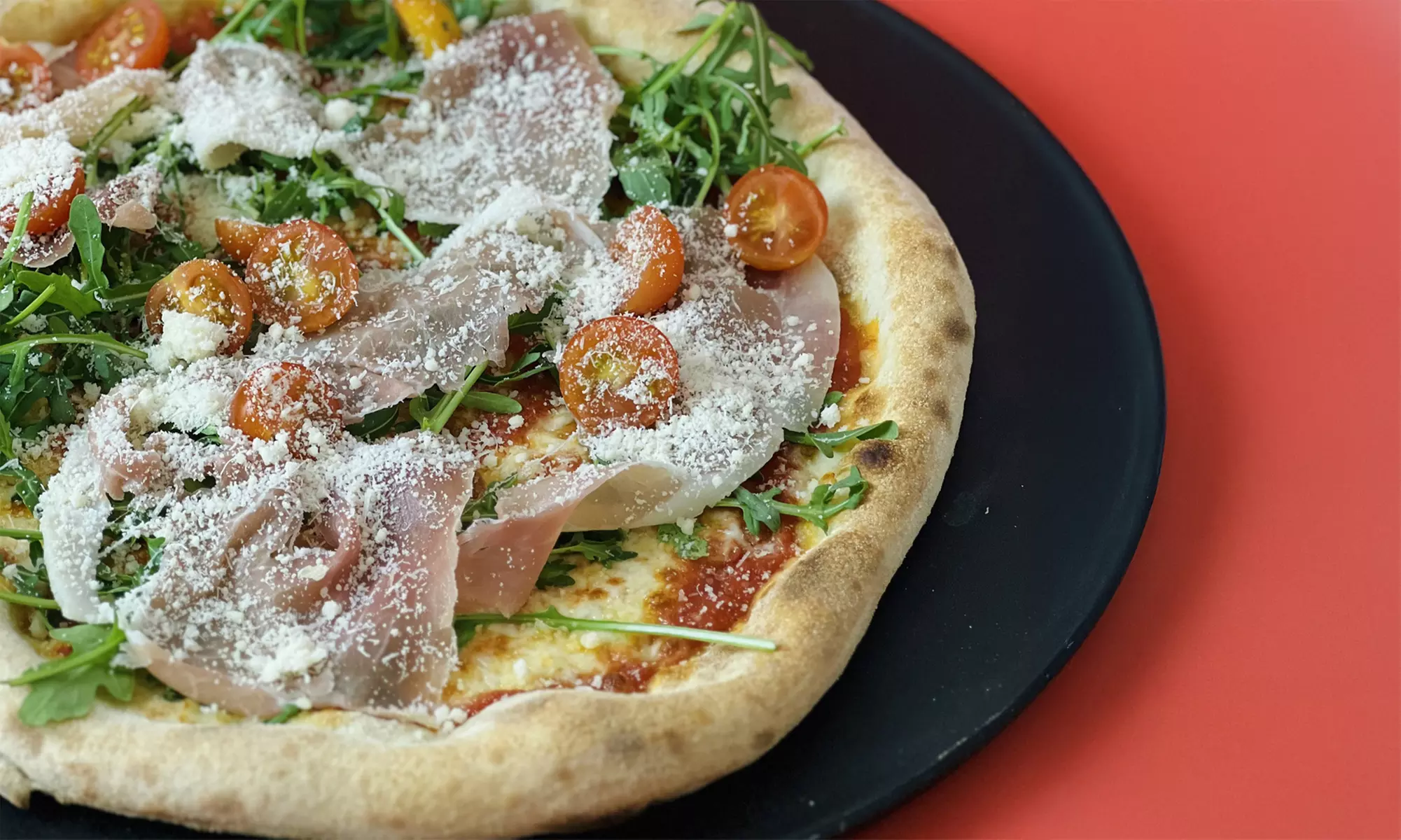 Włoski smak: 1-2 pizze w wersji vege albo mięsnej oraz wybrane napoje