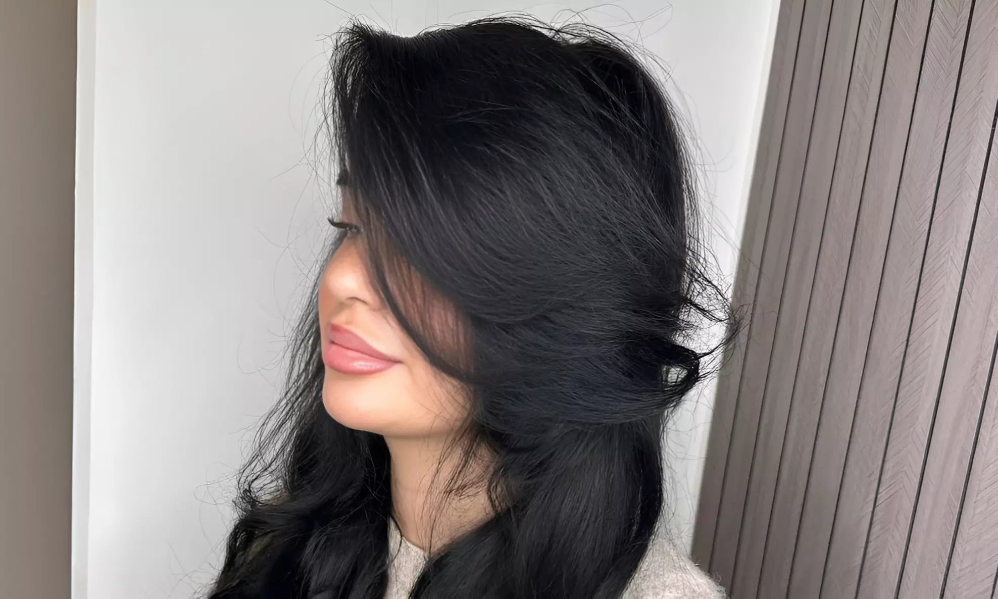 Stralend haar met volume en glans na een professionele blowdry