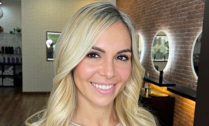 Image 1: Sesión de peluquería con corte o alisado a elegir para 1 persona 