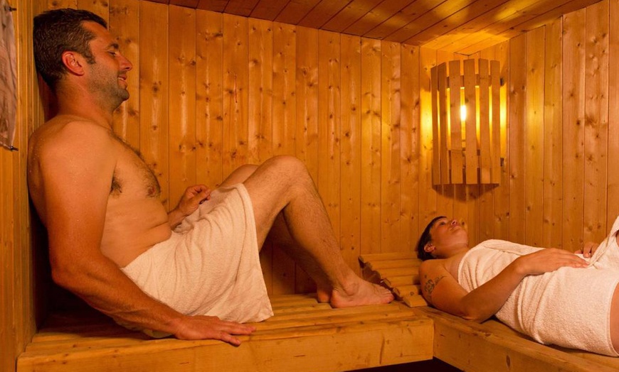 Image 3: Auvergne : chambre double avec petit-déjeuner, dîner et accès spa
