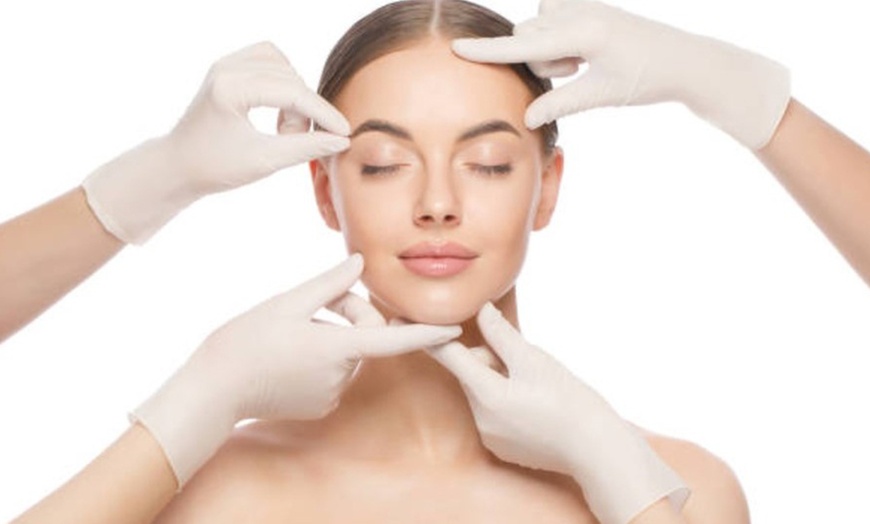 Image 1: Redefine tu rostro con un tratamiento reafirmante inyectado para 1