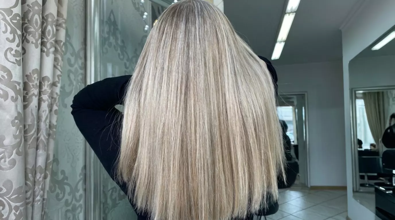 Waschen und Schneiden inkl. 15 Oberkopfsträhnen & Haarkur für 1 Person