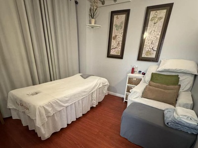 60 minutes Hot Stones Massage - Plus One Spa
