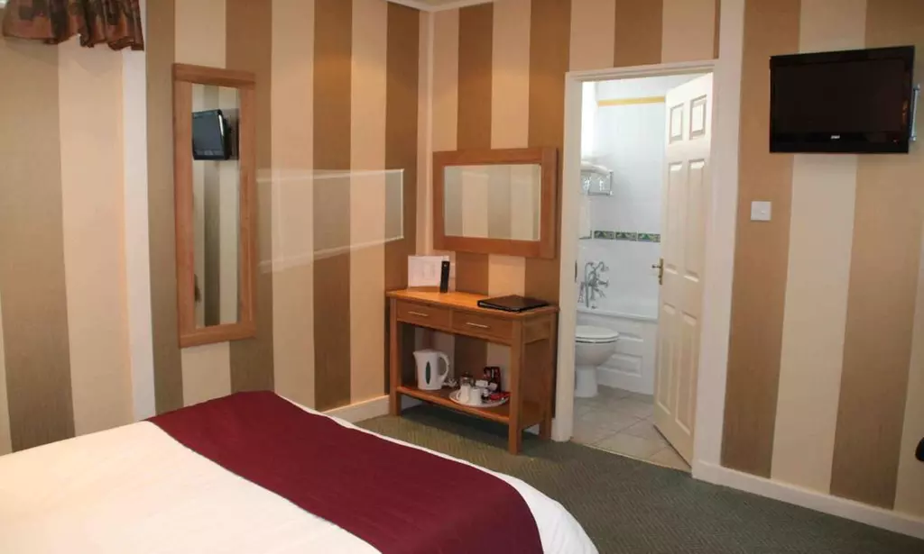 Swinscoe: 2-Night Stay with Breakfast and Optional Dinner