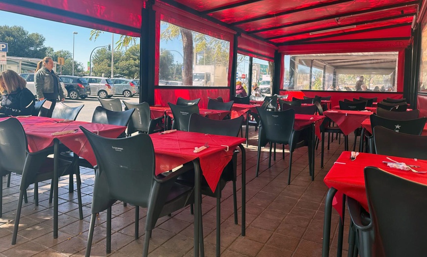 Image 2: Menú normal y premium con parrilladas, bebidas y postres