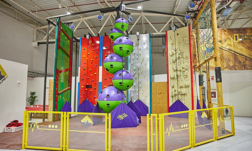 Image 5: ¡Escala sin límites! Acceso libre a rocódromo para niños o adultos 