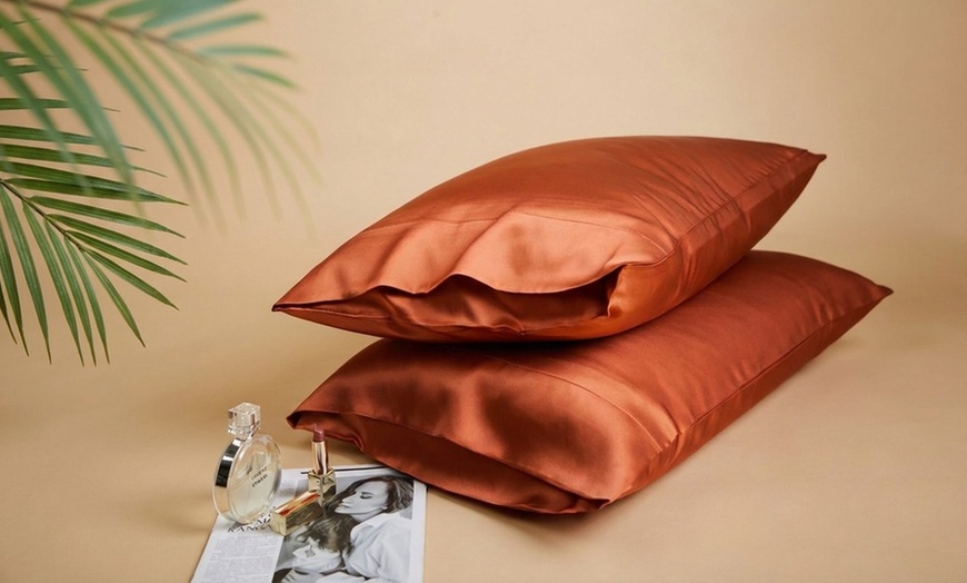 Image 8: Premium Mulberry Silk Reversible Pillowcase Duo