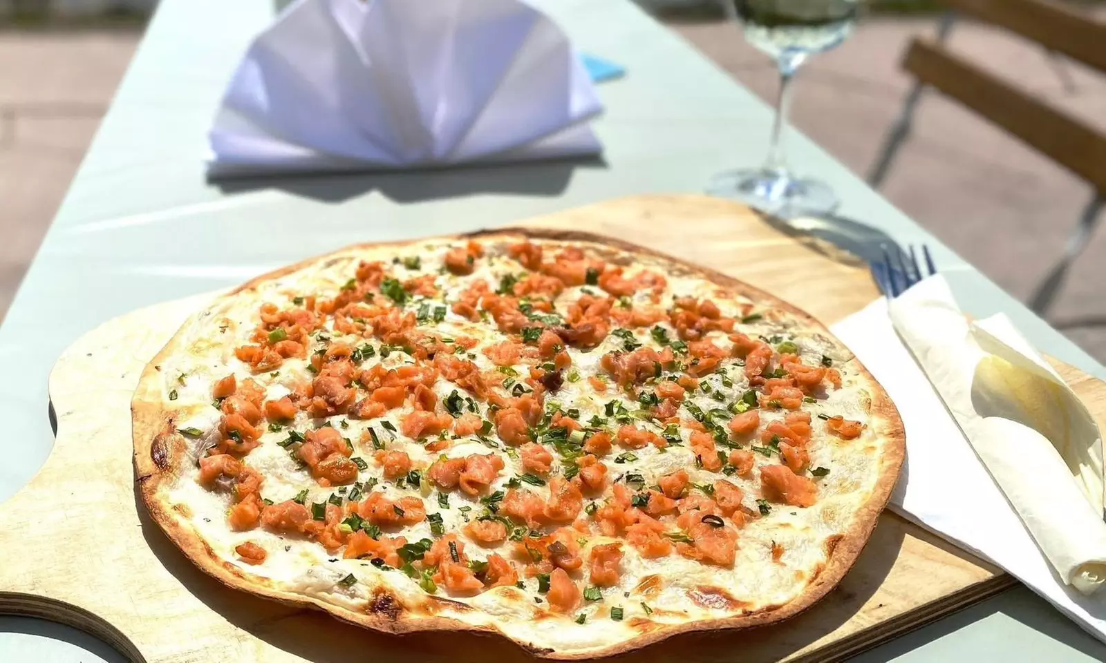 Flammkuchen nach Wahl mit Glas Müller-Thurgau Weißwein  für 1 Person