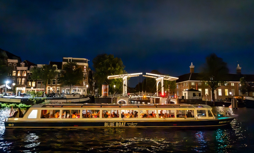 Image 10: Grachten vol lichtjes en legendes: een avondcruise door Amsterdam