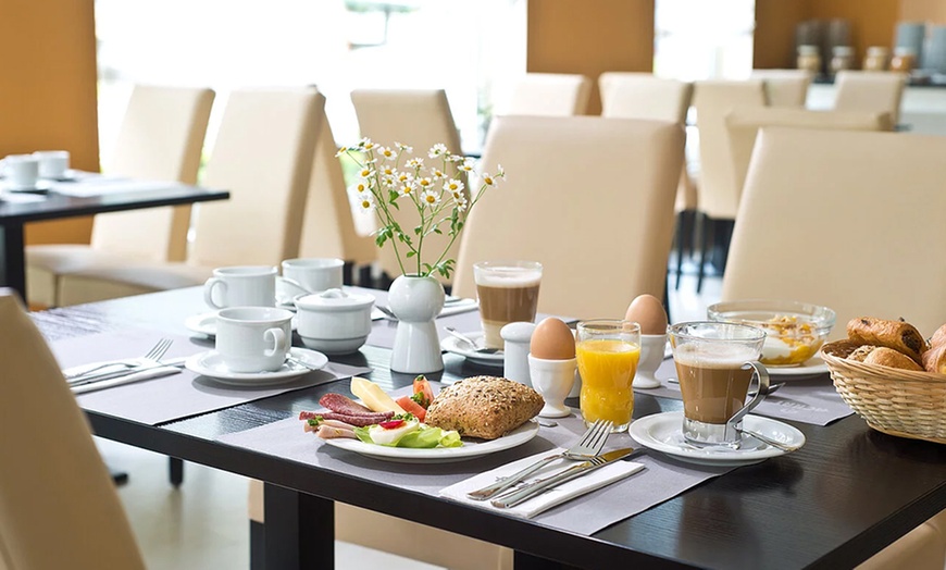 Image 3: Frühstücksbuffet inkl. 1 Glas Sekt für 2 oder 4 Personen