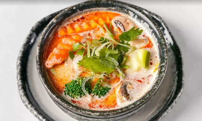 3-Gänge-Menü mit Lachs-Sushiplatte XXL für 2 oder 4 Personen