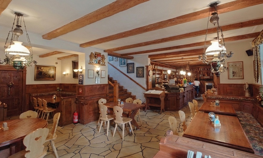 Image 4: Berliner Eisbein mit Erbspüree, Sauerkraut und Salzkartoffeln