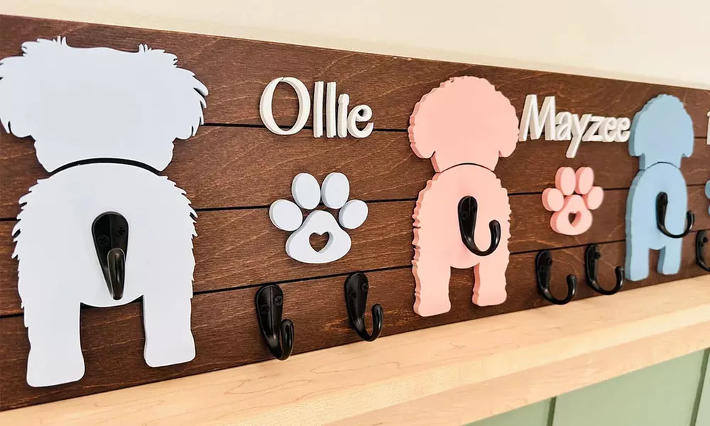 Personalisiertes Schlüsselbrett aus Holz mit Namen in Design nach Wahl