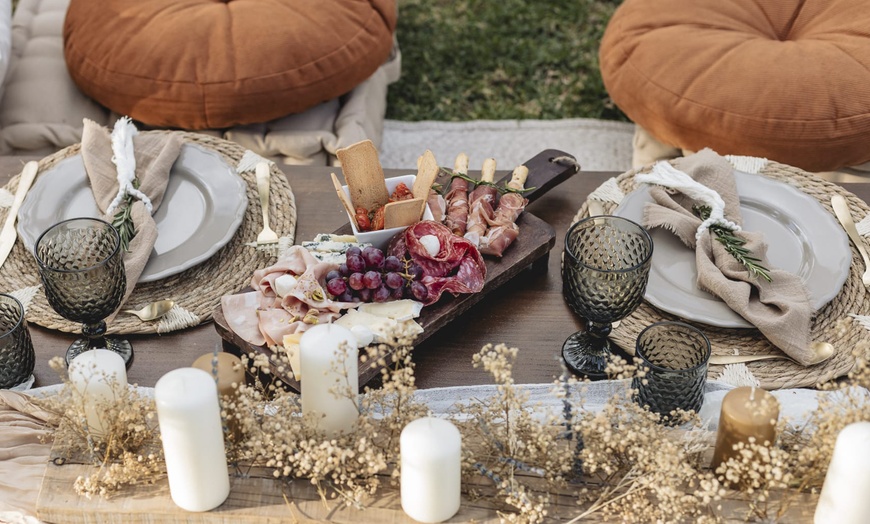 Image 5: Picnic de pareja o de grupo con vino, agua y aperitivo