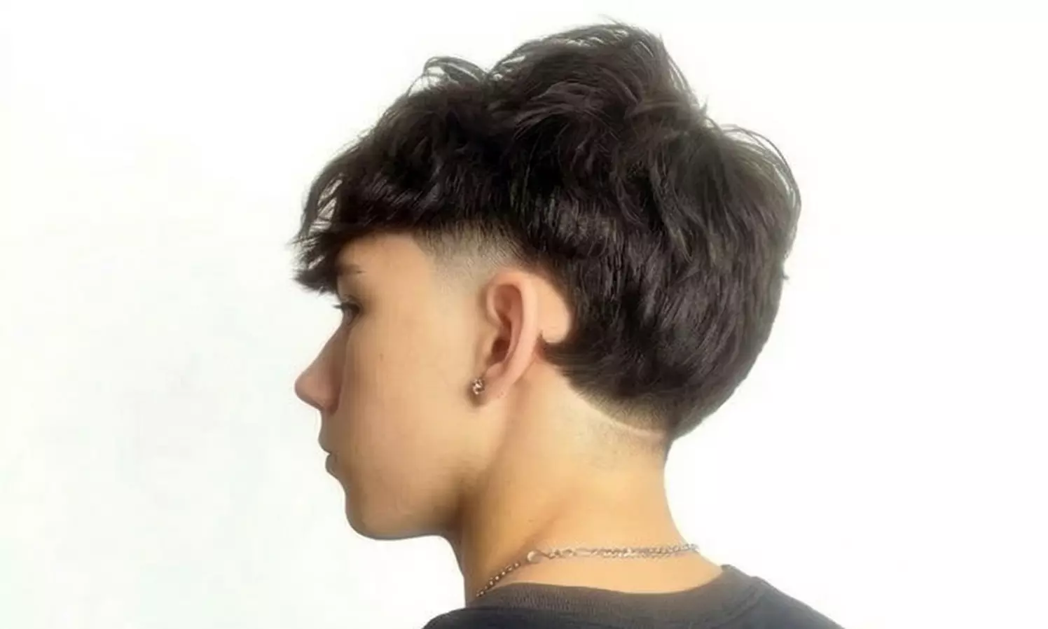 Sesión de peluquería masculina con arreglo de barba y vapor de ozono