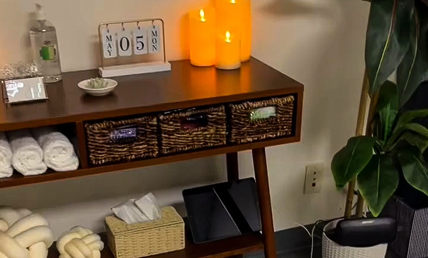 Image 3: 60-Min Full Body Massage with Hot Stone, and Foot Massage with Scrub 