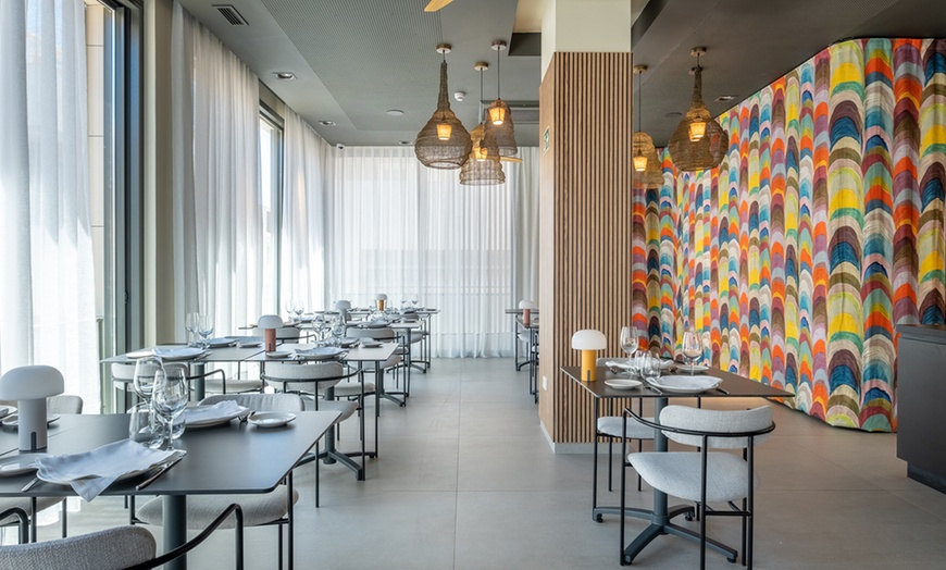 Image 1: Menú de cena gourmet con 4 pases y vino para 2 o 4 al lado de la playa