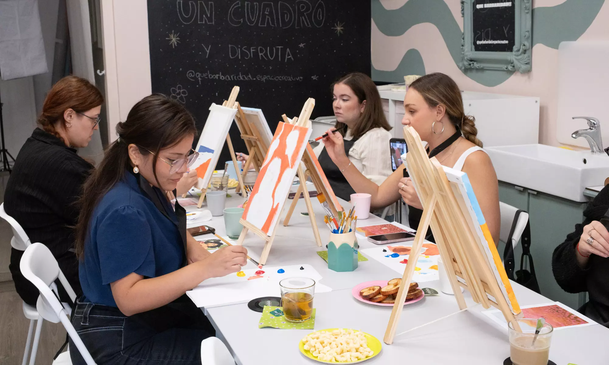 Taller para 1 o 2: pintura de cuadro o tote bag, o clase de maquillaje