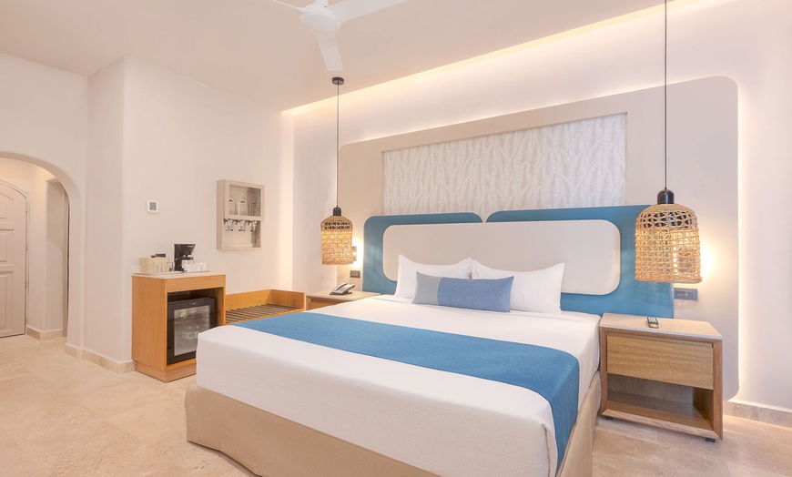 Image 2: 5-Star All-Inclusive Beachfront Stay 