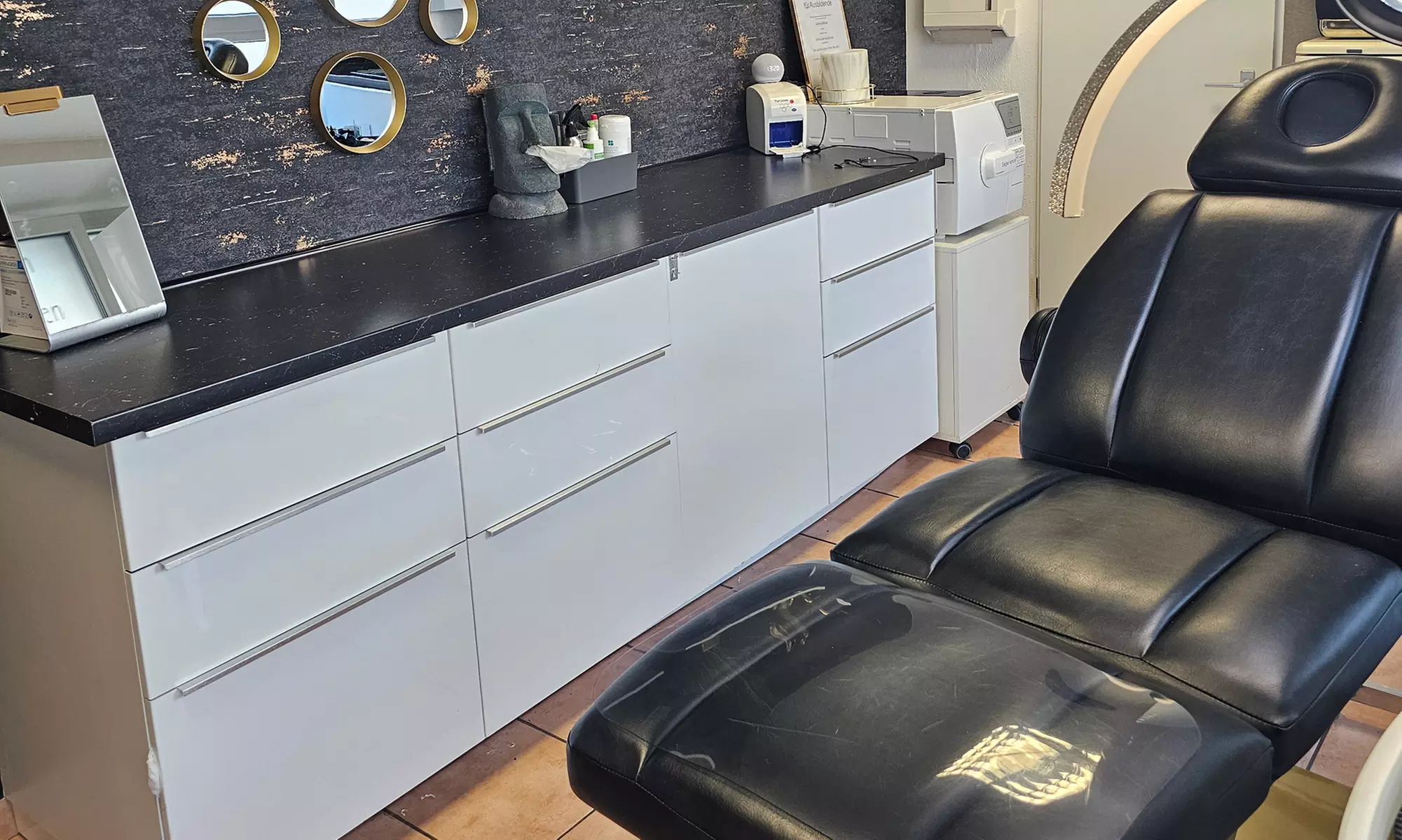 Genieße strahlende Haut: Klassische Gesichtsreinigung für 1 Person (22% sparen) - Primary Image