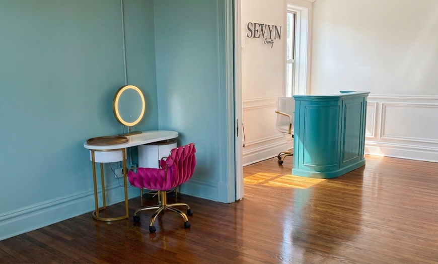 Image 3: Sleek Style Awaits: XL Shampoo or Shampoo with Press and Curl