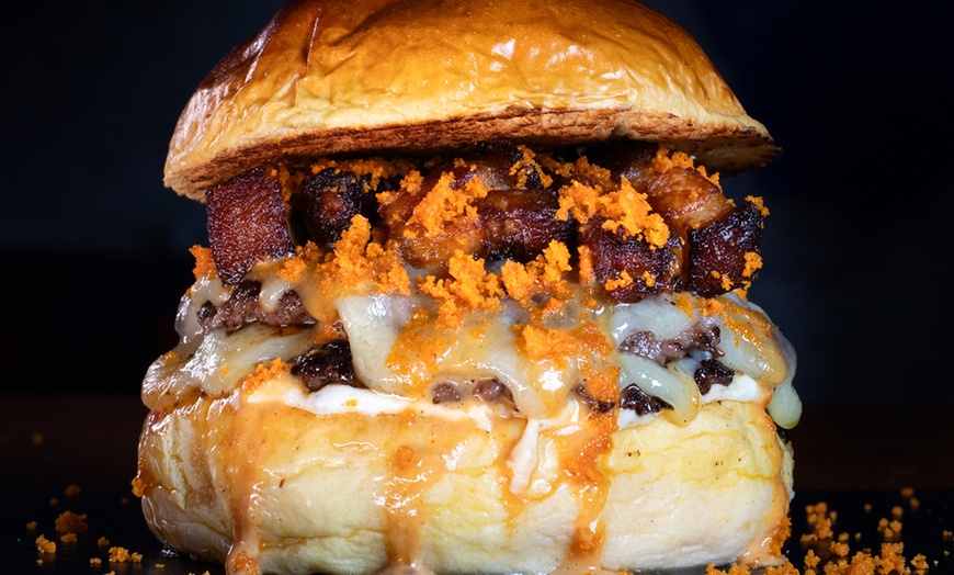 Image 8: Menú de burguer con patatas fritas y opción a bebida para 2 personas
