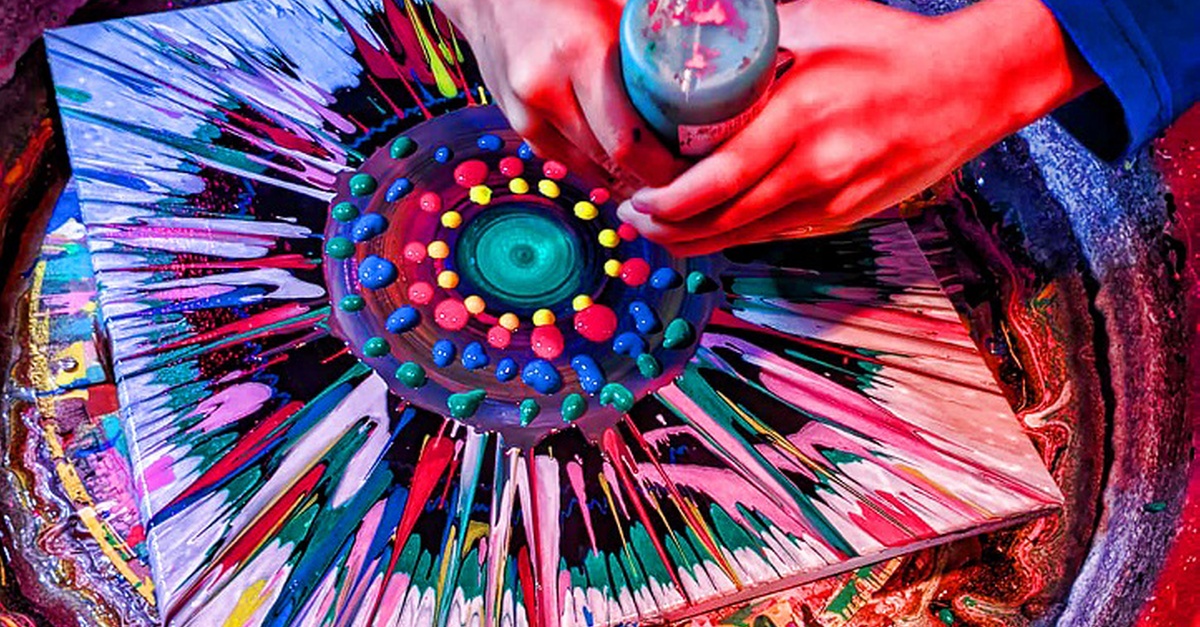 Taller creativo BikeSpinArt con bicicleta, pintura y lienzo en Madrid