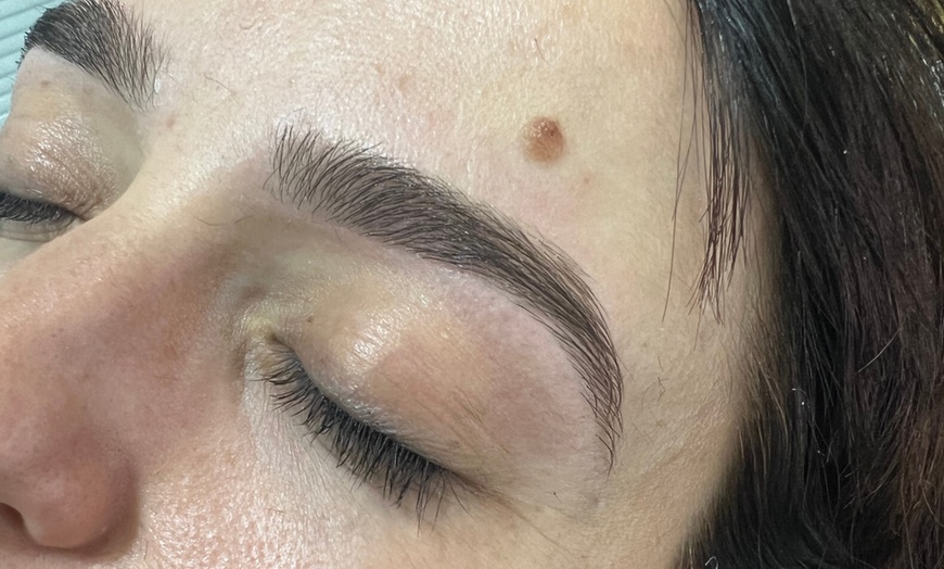 Image 3: Depilación con hilo y diseño en cejas, labios o rostro y cuello 