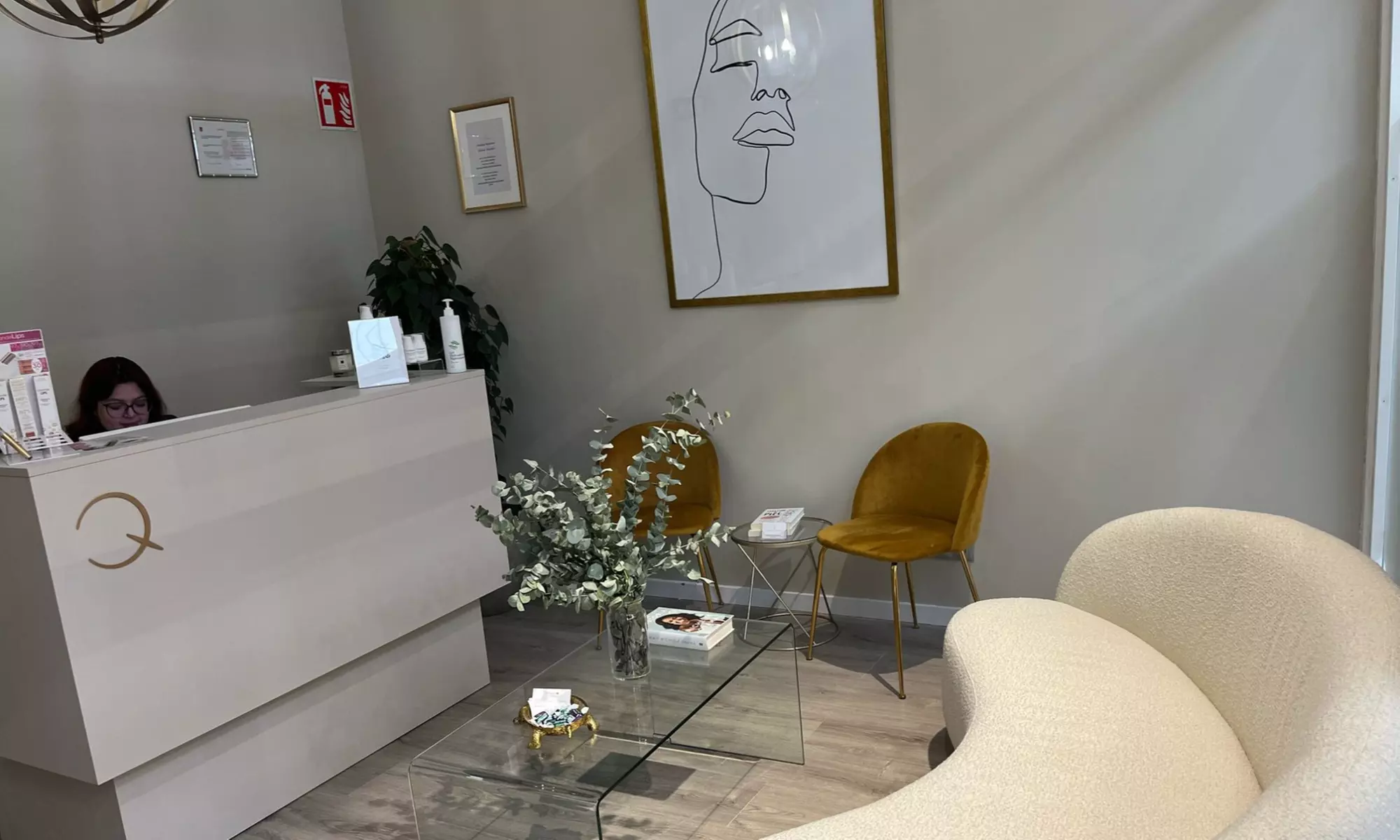 Renueva tu piel: tratamiento bioestimulante facial en Clínicas A. Querales - Primary Image