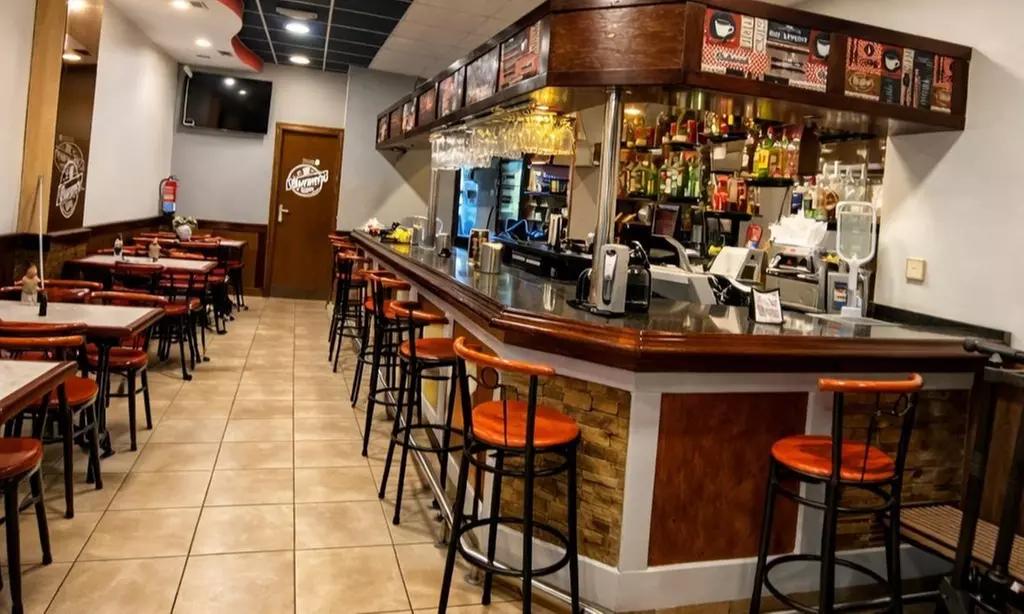 Menú de hamburguesa con patatas, postre y bebida para 2 o 4 personas