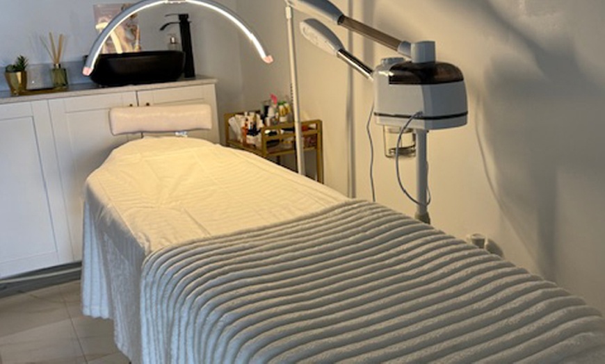Image 3: Six Laser Hair Removal Sessions For 1 XS/ Small/ Medium/ Large Areas