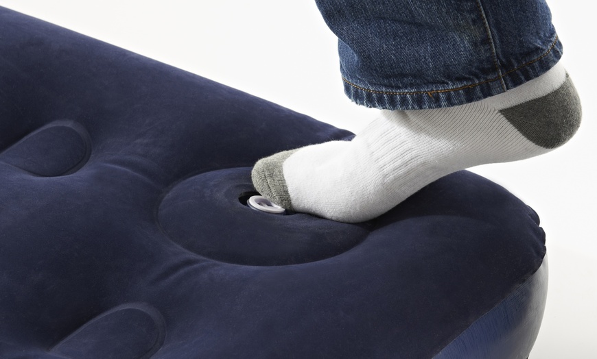 Image 5: Silentnight Inflatable Airbed - Built-In Foot Pump & Raised Pillow